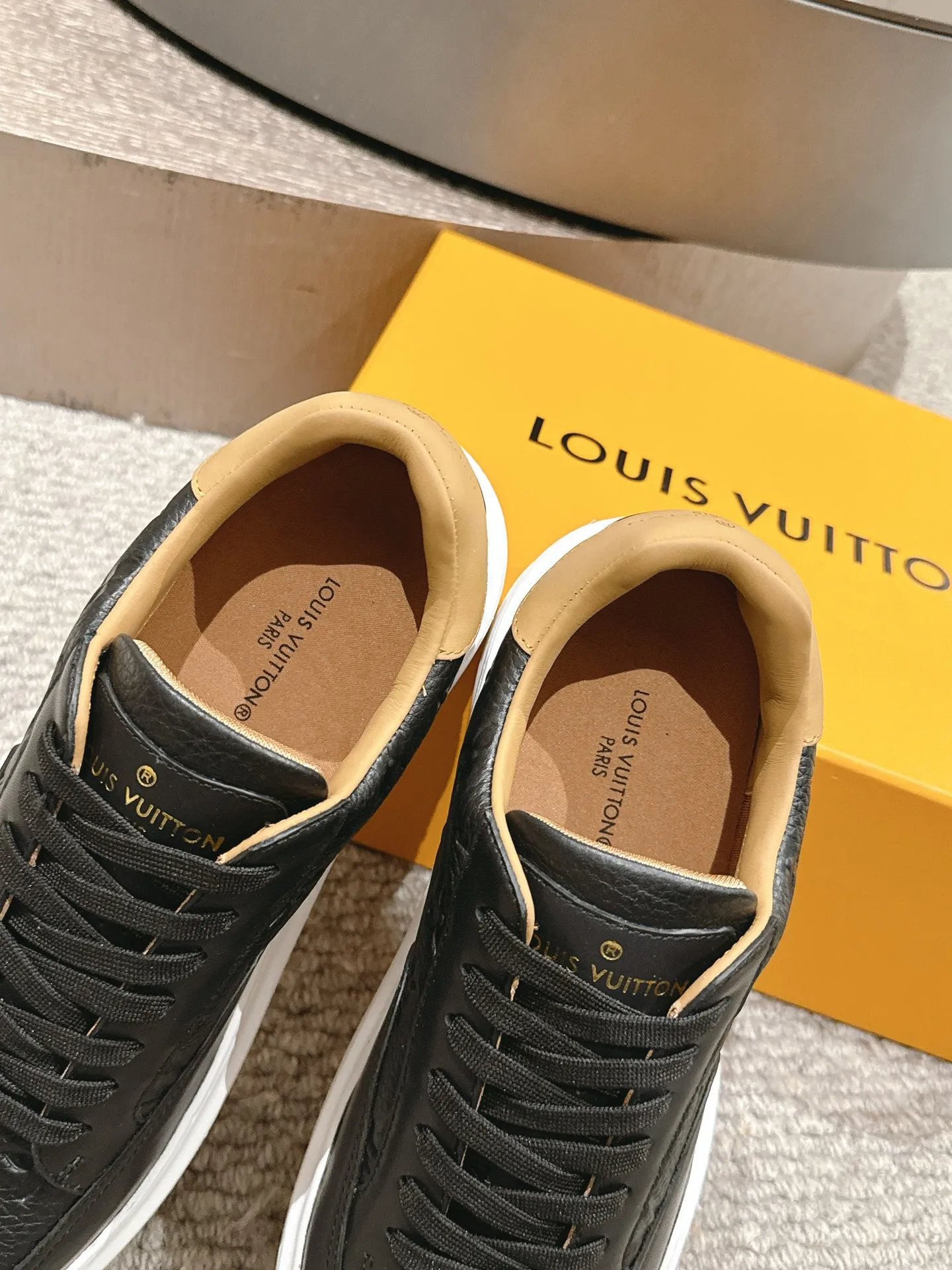 👟👟Ex-factory price 680👟👟 LV25 new style white shoes, best-selling model in the counter window, very three-dimensional and beautiful! Personalized printing, three-dimensional printed cowhide fabric...cowhide feet...original 4cm thick sole...Logo hot stamping, matching packaging, code number: 37-44 (45 customized, non-refundable)
